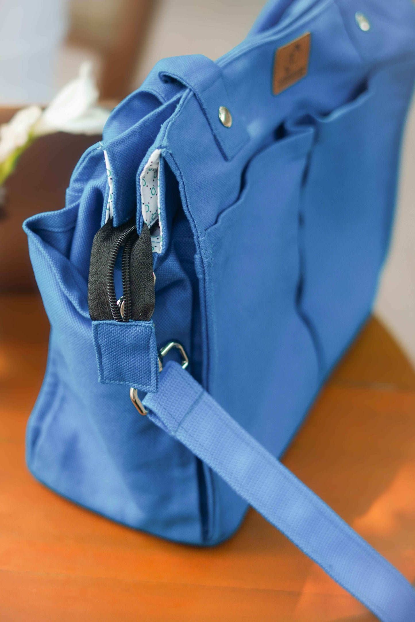 Multi-Pocket Cross-body Tote - Minimalist, Functional - Tote Baggs